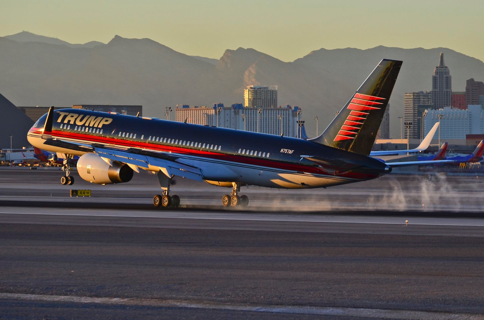 The engine appeared!  Donald Trump’s Boeing 757 takes off again