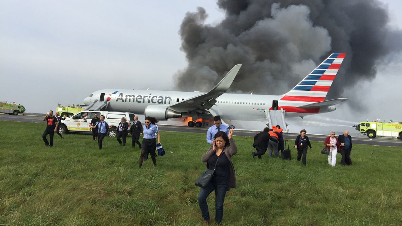 NTSB divulga detalles preliminar sobre incendio del 767 de American