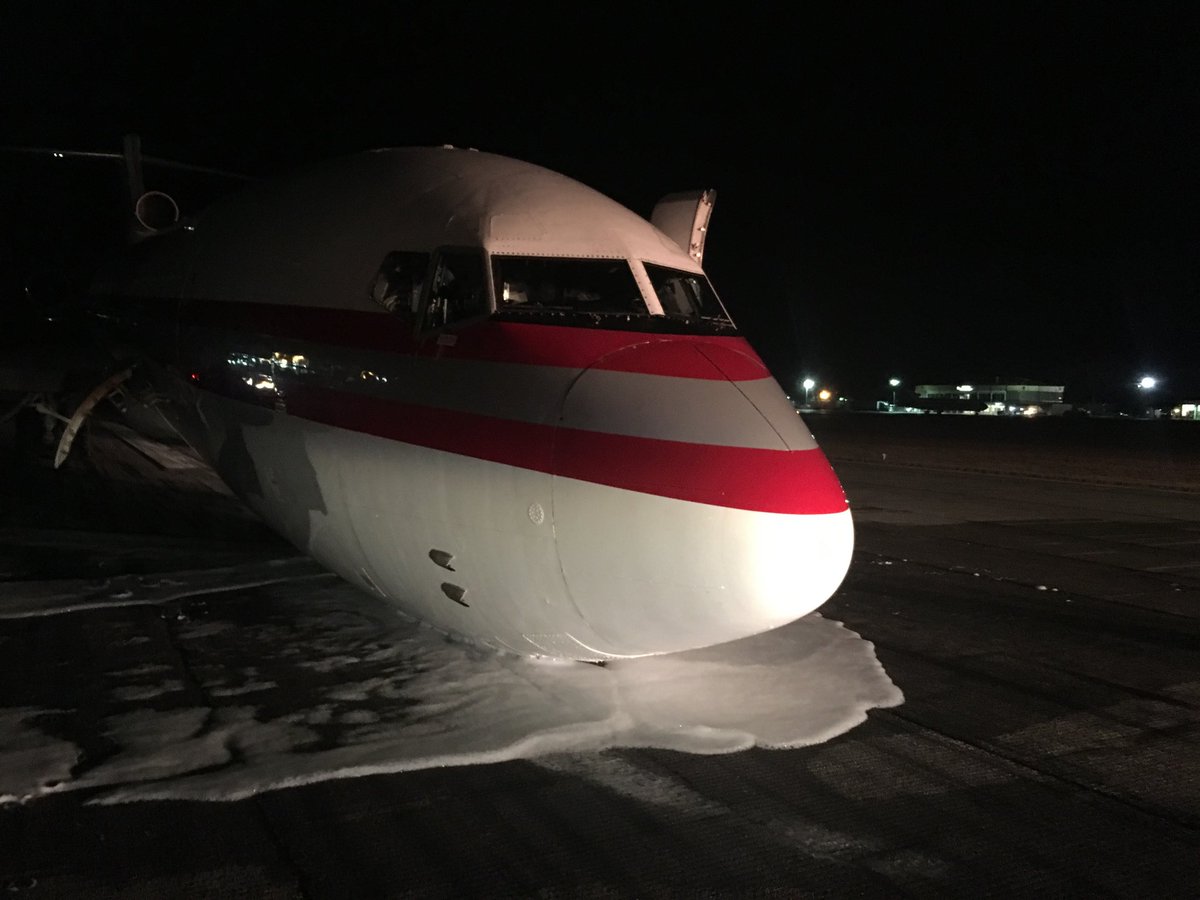 Colapsa Tren De Nariz De Un Boeing 727 Durante El Aterrizaje En Eua 0963