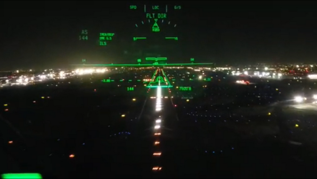 Visión HUD: Boeing 787 Dreamliner aterrizando en el Aeropuerto de la ...